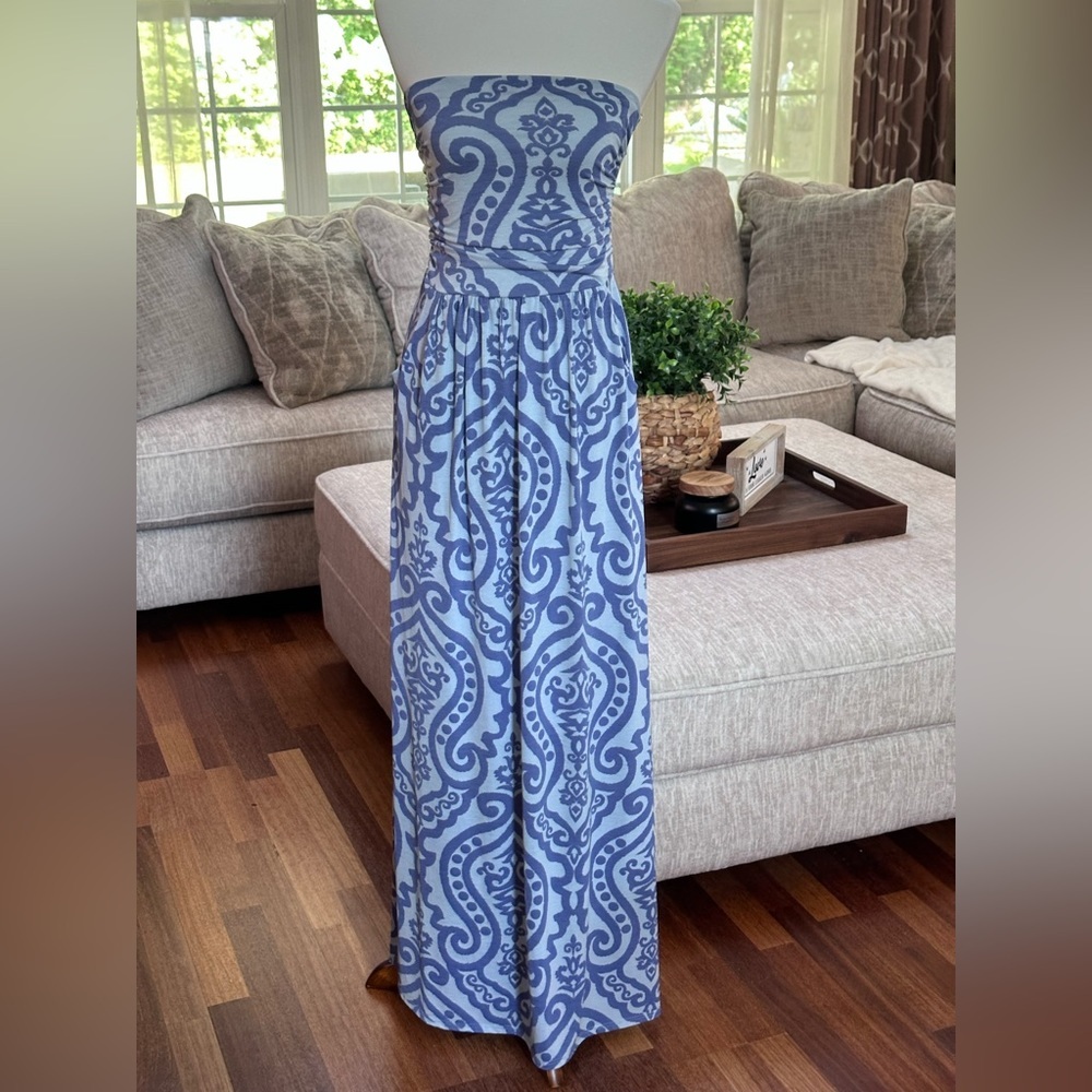 Beautiful Maxi Dress 🦋 - Picture 9 of 14